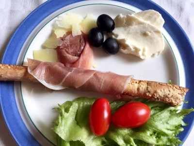 Grissinit tapaslautanen